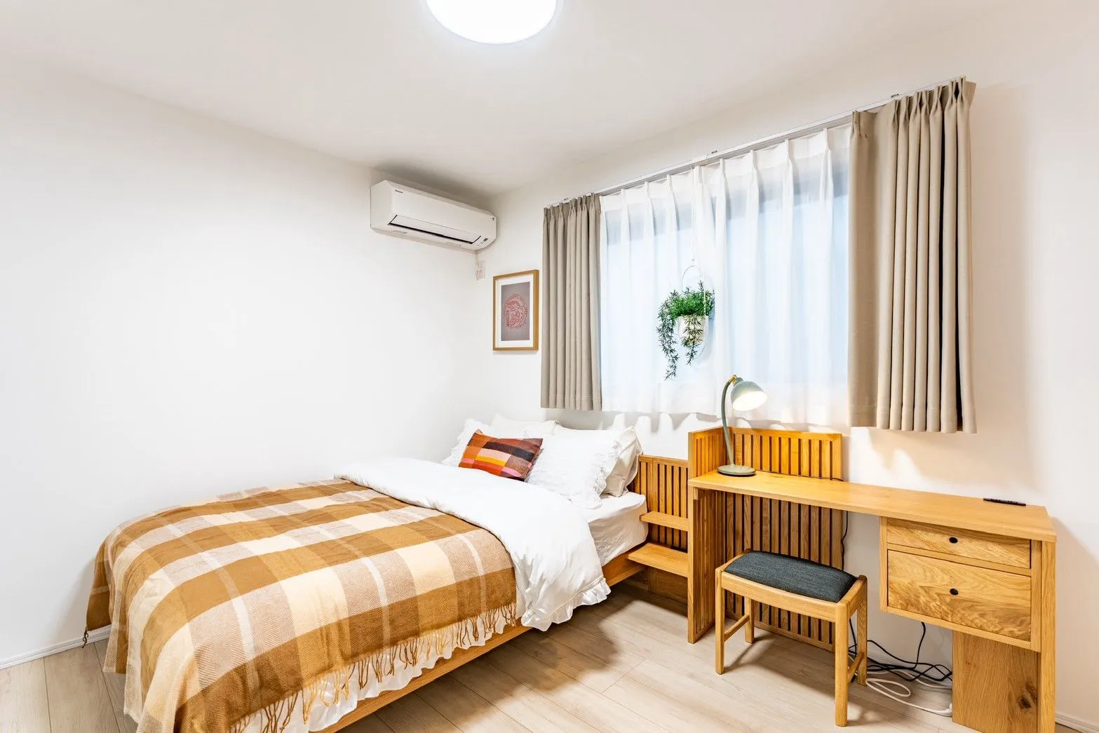 Double bedroom with a wooden desk